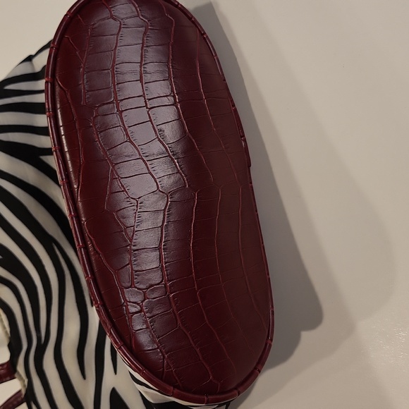 Blk & W Zebra pattern tote - Picture 4 of 5